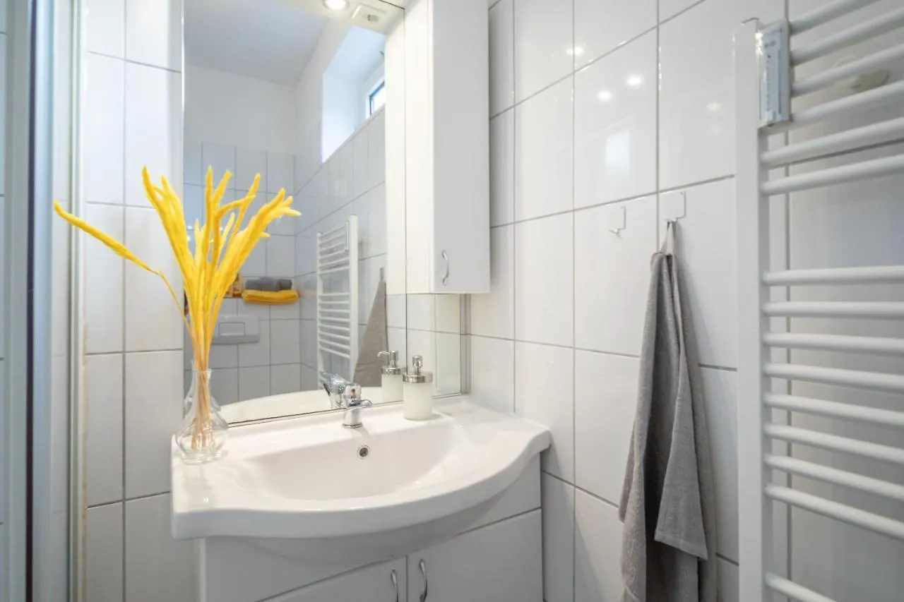 Beautiful Apartment For 9 With 2 Bedroom & Cosy Kitchen Hamburg